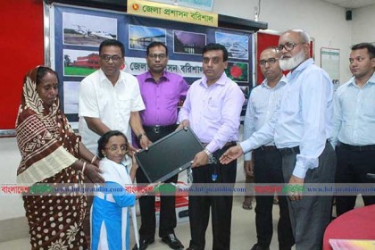 শারীরিক প্রতিবন্ধী বৈশাখীকে কম্পিউটার দিলেন জেলা প্রশাসক