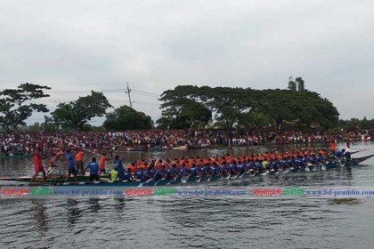 বাসুলিয়া চাপড়া বিলে ঐতিহ্যবাহী নৌকাবাইচ