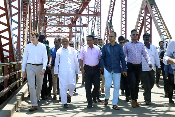 মেয়র আরিফকে নিয়ে ক্বীন ব্রীজ ঘুরে দেখলেন মার্কিন রাষ্ট্রদূত