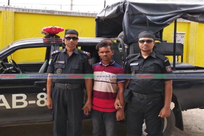 ফরিদপুরে ফেনসিডিলসহ মাদক কারবারি আটক