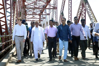 মেয়র আরিফকে নিয়ে ক্বীন ব্রীজ ঘুরে দেখলেন মার্কিন রাষ্ট্রদূত