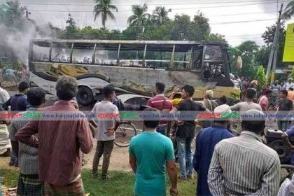 চুয়াডাঙ্গায় উল্টোপথে দুর্ঘটনা, বাসে আগুন দিল উত্তেজিত জনতা