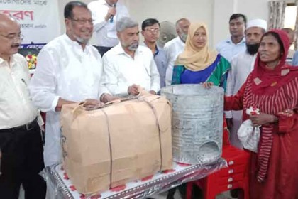 নেত্রকোনায় ভিক্ষুকদের মাঝে উপকরণ বিতরণ