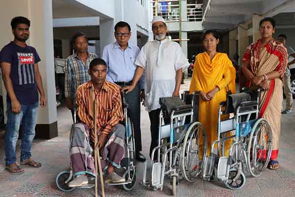 রাঙামাটিতে তিন শারীরিক প্রতিবন্ধীকে হুইল চেয়ার বিতরণ 