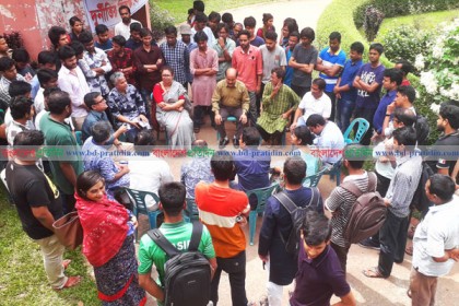 দ্বিতীয় দিনের মতো অবরুদ্ধ জাবির প্রশাসনিক ভবন