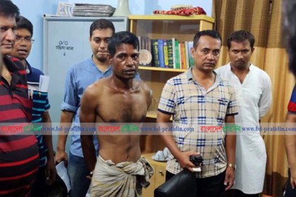 অটোরিকশা জব্দের জেরে পুলিশের ওপর হামলা