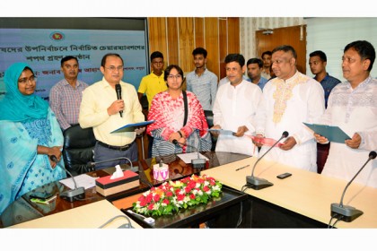 বগুড়ায় উপনির্বাচনে বিজয়ী ইউপি চেয়ারম্যানদের শপথ গ্রহণ