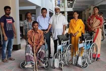 রাঙামাটিতে তিন শারীরিক প্রতিবন্ধীকে হুইল চেয়ার বিতরণ 