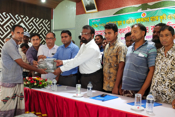 চাঁপাইনবাবগঞ্জে কৃষকদের মাঝে বিনামূল্যে বীজ ও সার বিতরণ