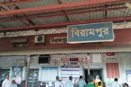 বিরামপুরে অল্পের জন্য রক্ষা পেল পঞ্চগড় এক্সপ্রেস