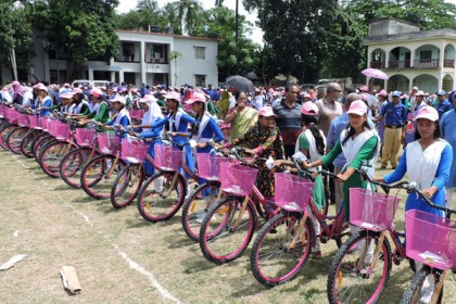 বাল্যবিয়ে প্রতিরোধে স্কুলছাত্রীদের বাইসাইকেল বিতরণ