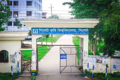 ইউজিসির নীতিমালা প্রত্যাখান করে সিকৃবিতে মানববন্ধন