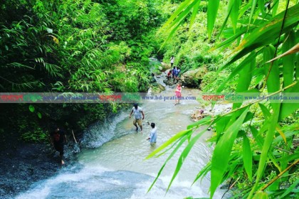 পর্যটকের আনন্দ উৎসবের ফোয়ারা রাঙামাটির কলাবাগান ঝর্ণা
