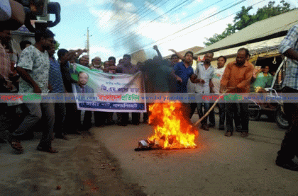 লালমনিরহাটে রওশন এরশাদকে অবাঞ্চিত ঘোষণা, কুশপুত্তলিকা দাহ