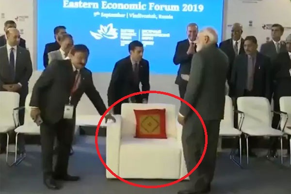 দামি সোফা সরানোর নির্দেশ দিয়ে চেয়ারেই বসলেন মোদি