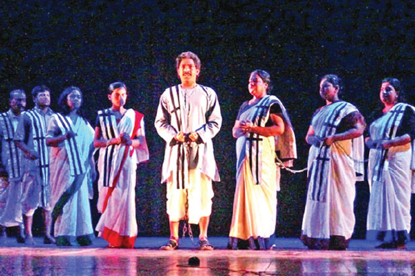 নগর জুড়ে ছুটির আমেজ