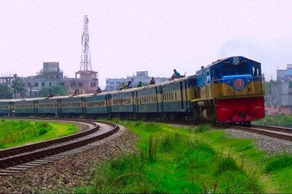 নীলফামারীতে ট্রেনে কাটা পড়ে যুবকের মৃত্যু