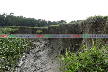 ভাঙছে রহমতখালি, বিলীন হচ্ছে ফসলী জমি-ঘরবাড়ি 