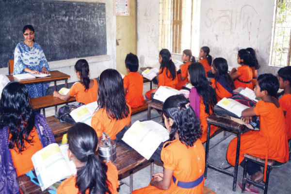 অন্ধত্বের কাছে হার মানেননি অদম্য রোকেয়া