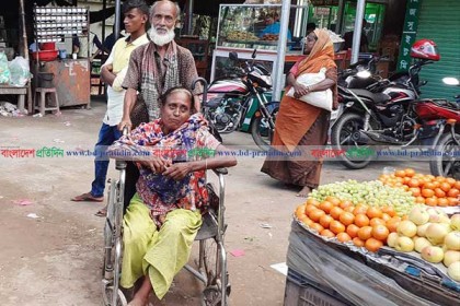 পঙ্গু স্ত্রীকে নিয়ে ভিক্ষা করেন রফিকুল, মিলছে না বয়স্কভাতা