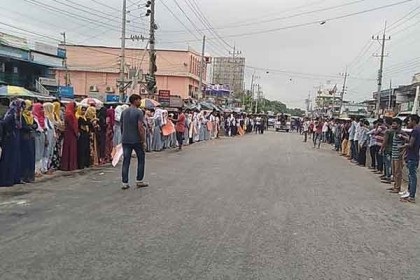 ছাত্রীকে যৌন হয়রানির অভিযোগে শিক্ষকের শাস্তি দাবি