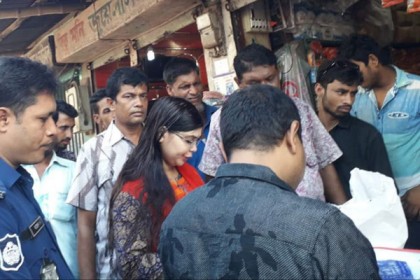 ফুলপুরে নিষিদ্ধ পলিথিন জব্দ, ৫ প্রতিষ্ঠানকে জরিমানা 