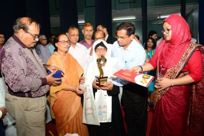 'মায়েরাই পারেন সন্তানদের সুনাগরিক 
হিসেবে গড়ে তুলতে' 