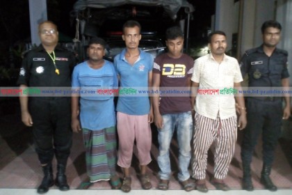 নাটোরের লালপুরে ট্রেনের ২৬৫০ লিটার চোরাই তেলসহ আটক ৪