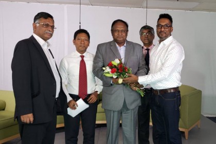 টরন্টোয় নন্দন টেলিভিশনের স্টুডিও পরিদর্শনে বাণিজ্যমন্ত্রী 