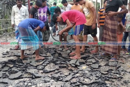 সড়ক নির্মাণে অনিয়ম; কার্পেটিং উঠিয়ে এলাকাবাসীর প্রতিবাদ