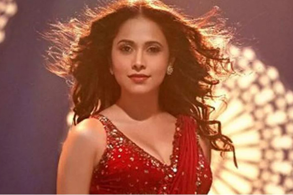 ভুল করে পুরুষদের টয়লেটে ঢুকে পড়েছিলেন নুসরাত