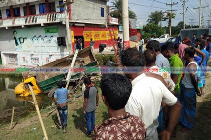 ত্রিশালে ট্রাকচাপায় দুই পথচারী নিহত
