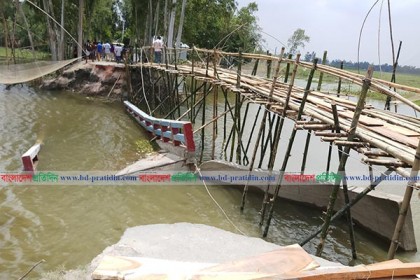 বন্যার পানির স্রোতে দেবে গেছে সেতু, দুর্ভোগে ২৫ গ্রামের মানুষ