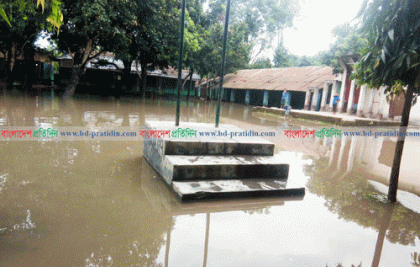 ড্রেন আর বৃষ্টির পানিতে একাকার দুটি স্কুল মাঠ
