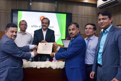 সোনালী ব্যাংককে অর্থ মন্ত্রণালয়ের সম্মাননা সনদ প্রদান 