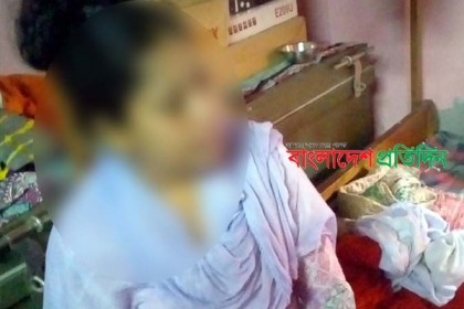 বিয়ের দাবিতে ছাত্রলীগ নেতার বাড়িতে তরুণীর অনশন