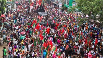 পুরান ঢাকায় তাজিয়া মিছিলে মানুষের ঢল