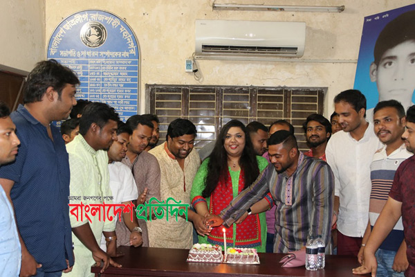 রাজশাহী নগর ছাত্রলীগ কমিটি চলছে ৫ বছর, কেক কেটে উদযাপন
