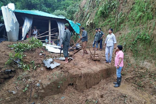 টেকনাফ পাহাড়ের পাদদেশে ঝুঁকিপূর্ণ বসতি উচ্ছেদ