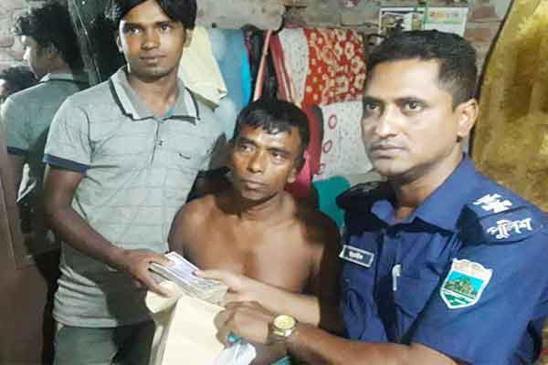 তিন লাখ টাকা পেয়েও ফিরিয়ে দিলেন রিকশাচালক