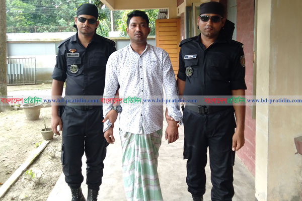 বগুড়ায় অস্ত্রসহ সন্ত্রাসী গ্রেফতার
