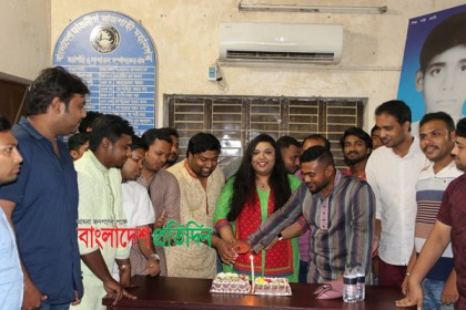 রাজশাহী নগর ছাত্রলীগ কমিটি চলছে ৫ বছর, কেক কেটে উদযাপন