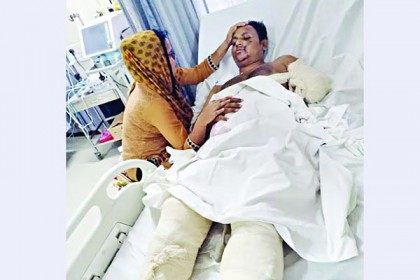 স্বেচ্ছাসেবক লীগ নেতার হাত কেটে নিল যুবলীগ নেতা, স্ত্রী-সন্তান-মায়ের আহাজারি
