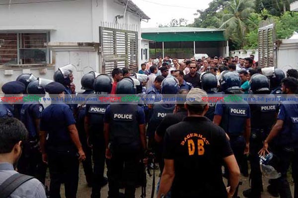 বাগেরহাটে বিএনপির দু'গ্রুপের পাল্টাপাল্টি কর্মসূচি, মানববন্ধনে পুলিশের বাধা