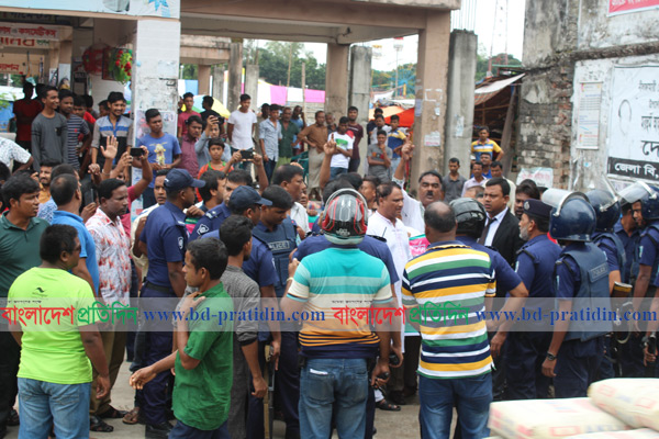 নীলফামারীতে পুলিশের বাধার মুখে বিএনপির মানববন্ধন