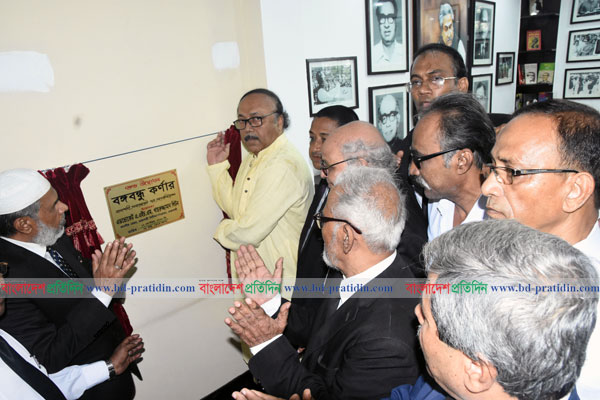 বার লাইব্রেরিতে বঙ্গবন্ধু কর্নার উদ্বোধন করলেন মেয়র লিটন