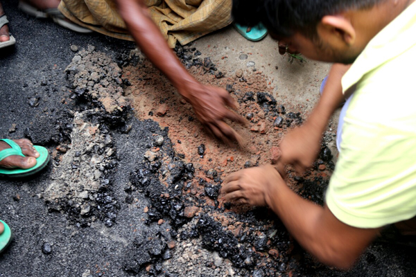 বীরগঞ্জে কাজ শেষের আগেই উঠে যাচ্ছে রাস্তার পিচ 

