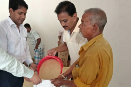 ফুলপুরে বন্যা ও নদী ভাঙনে ক্ষতিগ্রস্তদের ত্রাণ বিতরণ