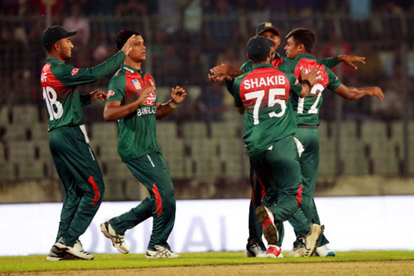 টাইগারদের দুর্দান্ত বোলিংয়ে দিশেহারা জিম্বাবুয়ে