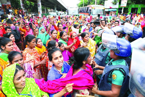 পোশাকশ্রমিকদের বিক্ষোভ অবরোধ জনদুর্ভোগ